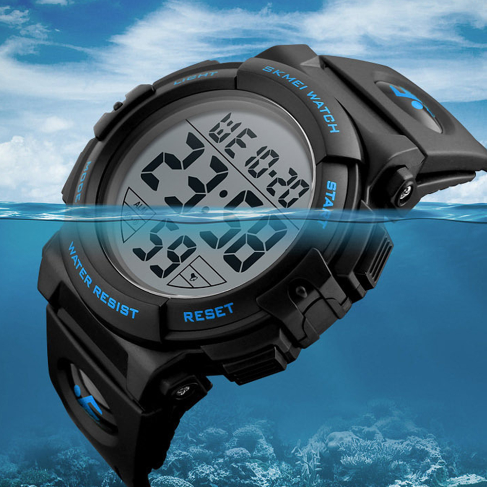 Schwarze Sportuhr unter Wasser. Blaue Akzente und großes digitales Display.