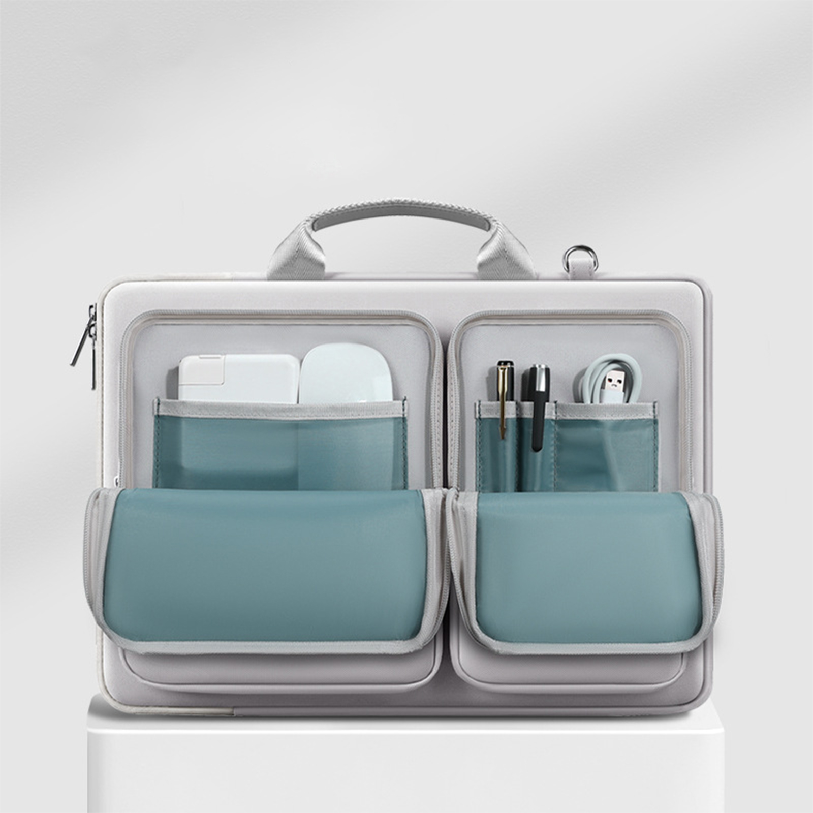 Offene Laptoptasche mit Taschen. Enthält ein Ladegerät, eine Maus, Stifte und Kabel.