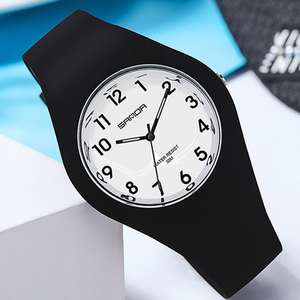 Schwarze Uhr mit weißem Zifferblatt und Zahlen. SAMDA steht auf der Uhr.