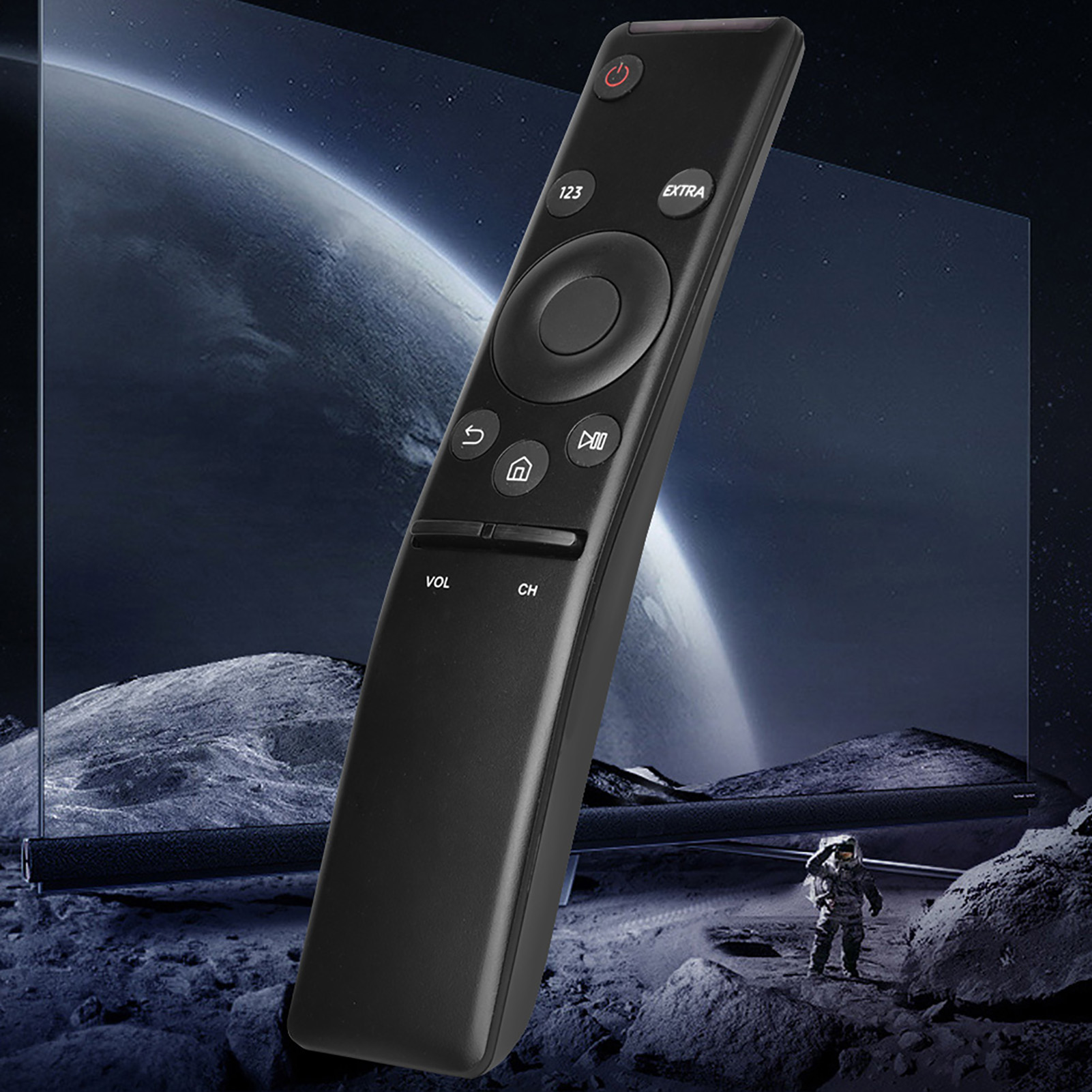 Eine schwarze TV-Fernbedienung. Vor einer Weltraumszene mit einer kleinen Astronautenfigur.