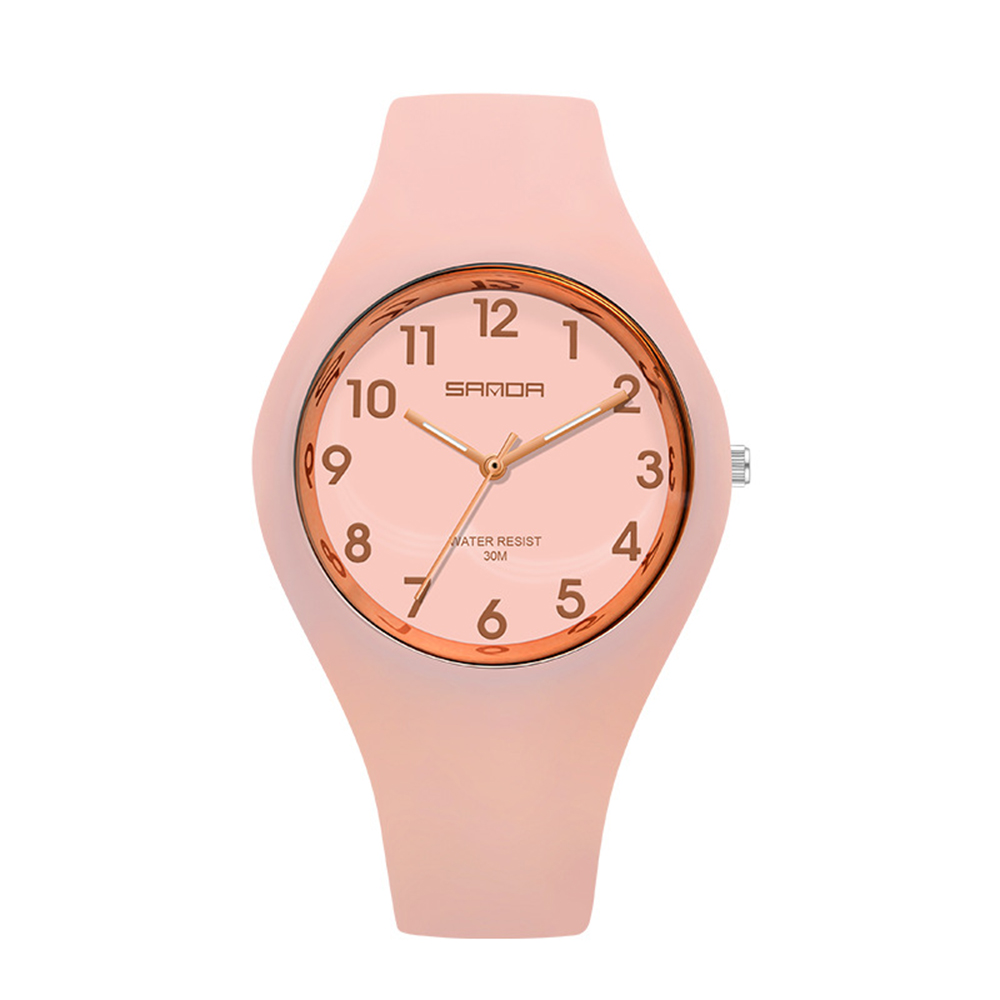 Eine rosa Armbanduhr mit rosafarbenem Zifferblatt und goldenen Zahlen und Zeigern. Die Uhr liegt auf weißem Untergrund.