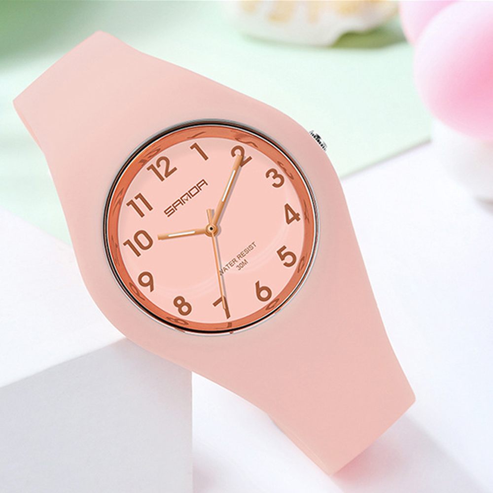 Rosa Armbanduhr mit weißem Zifferblatt. Die Uhr hat ein rosa Armband.