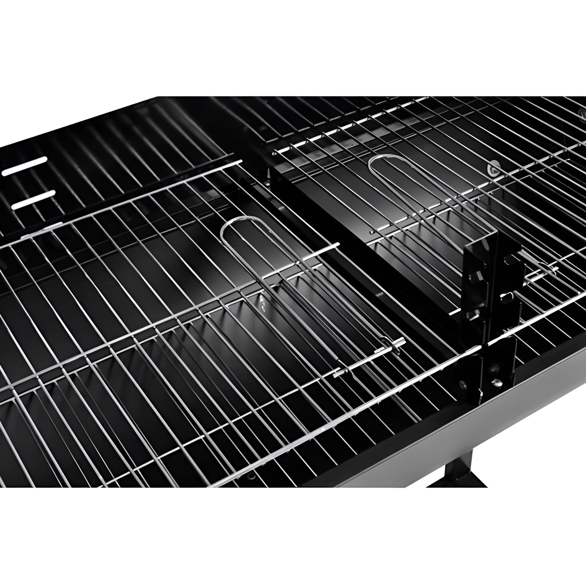 Nahaufnahme eines Grillrosts. Der Grill hat einen Metallrost und eine Ablage. Der Hintergrund ist weiß.