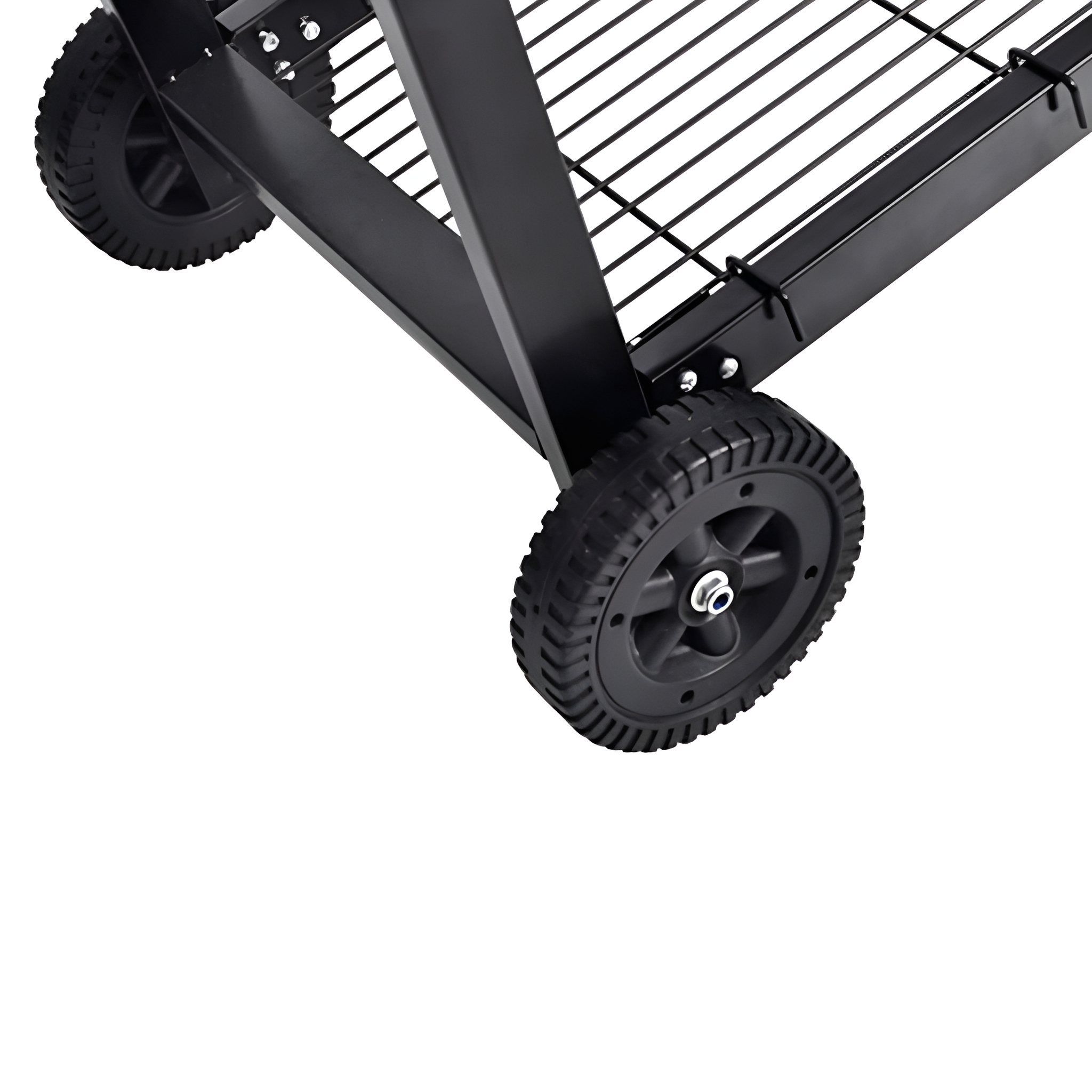 Schwarzer Metall-Grillwagen mit zwei schwarzen Rädern auf weißem Hintergrund.