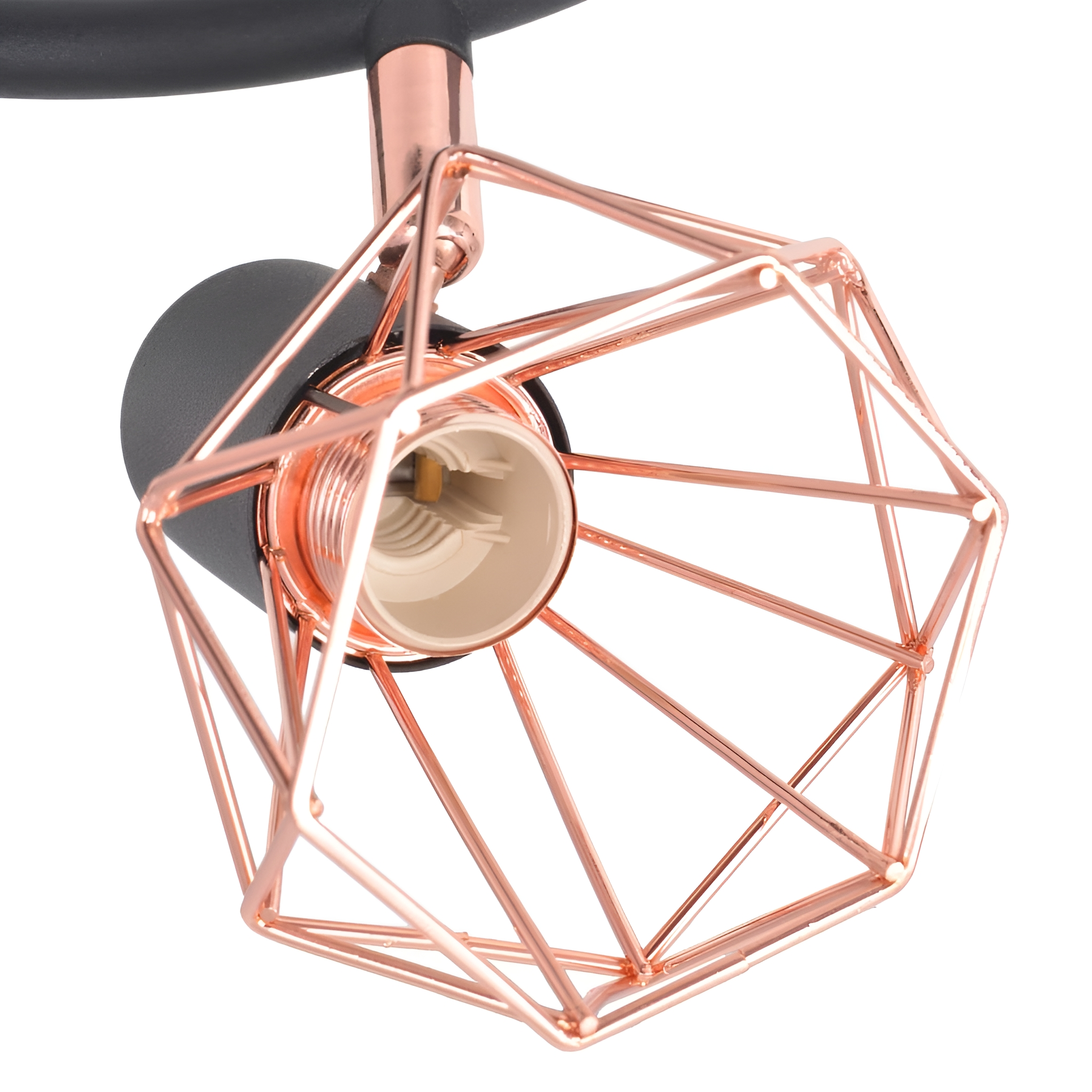Nahaufnahme eines kupferfarbenen geometrischen Lampenschirms an einer schwarzen Halterung.