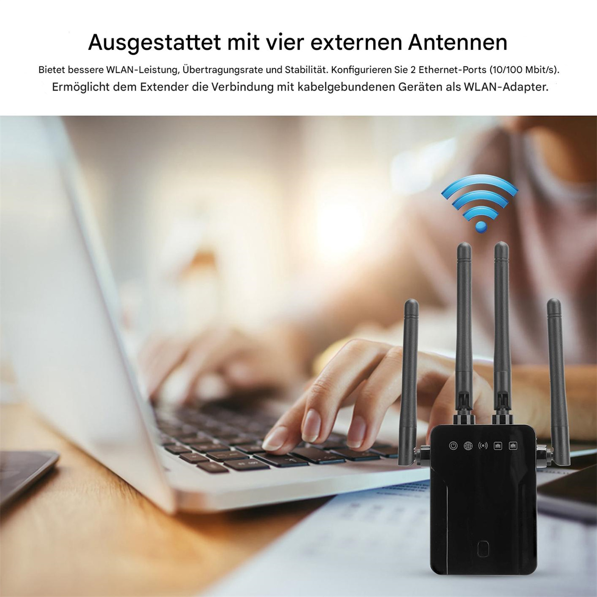 Ein WLAN-Extender mit Antennen auf einem Holztisch. Eine Person tippt im Hintergrund auf einem Laptop.