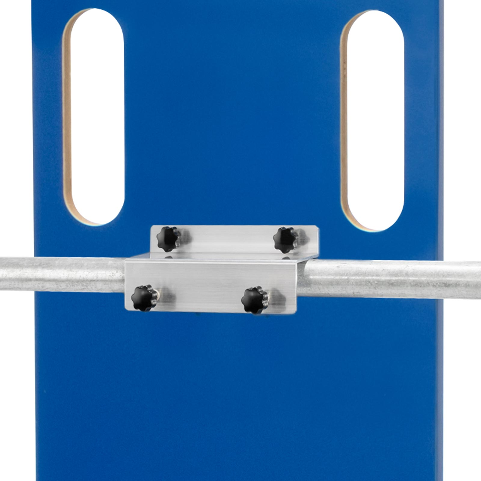 Nahaufnahme einer blauen Metallplatte mit Aussparungen, montiert auf einem silbernen Stab, mit schwarzen Knöpfen.