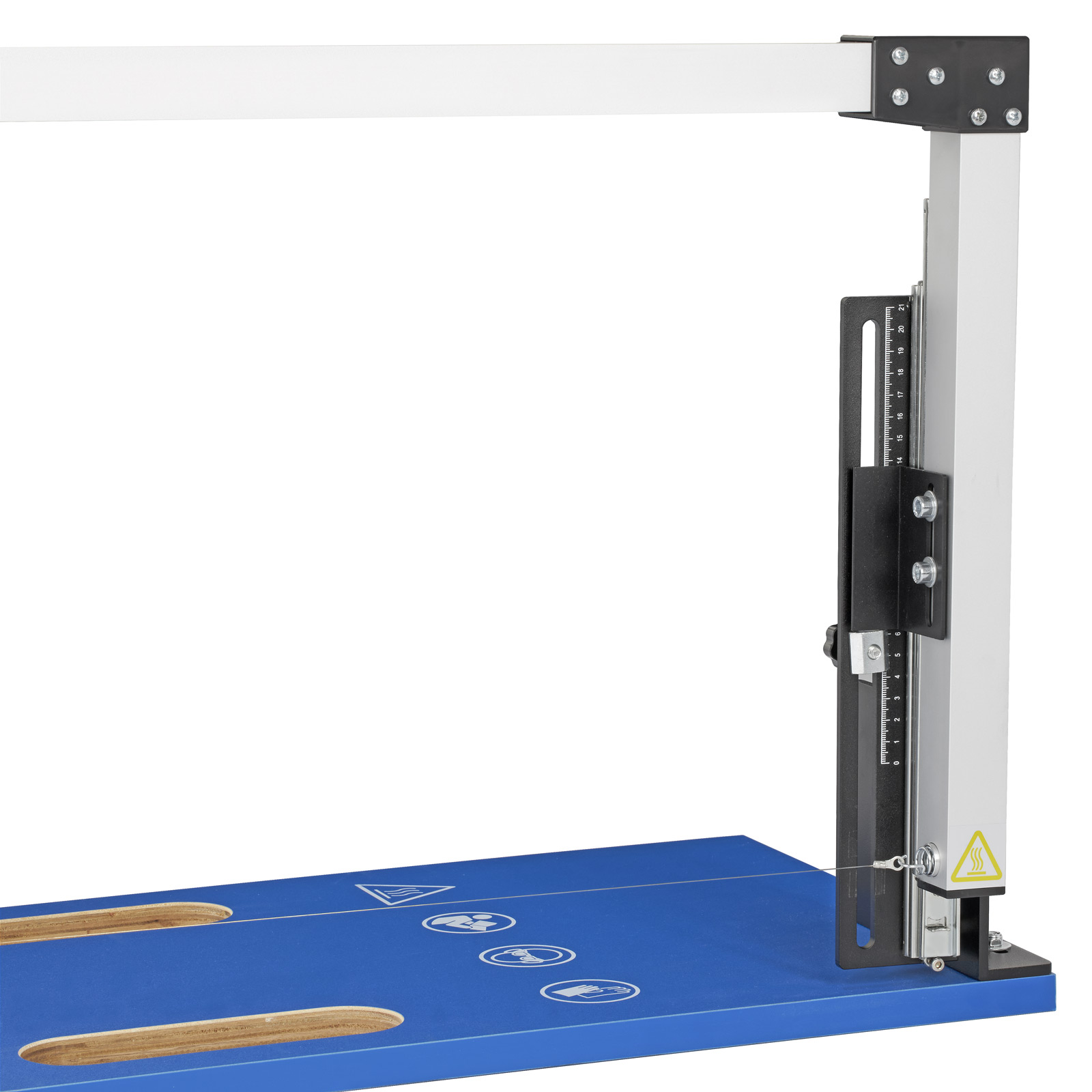 Eine Maschine mit blauem Sockel und Metallarm. Ein Lineal am schwarzen Armteil.
