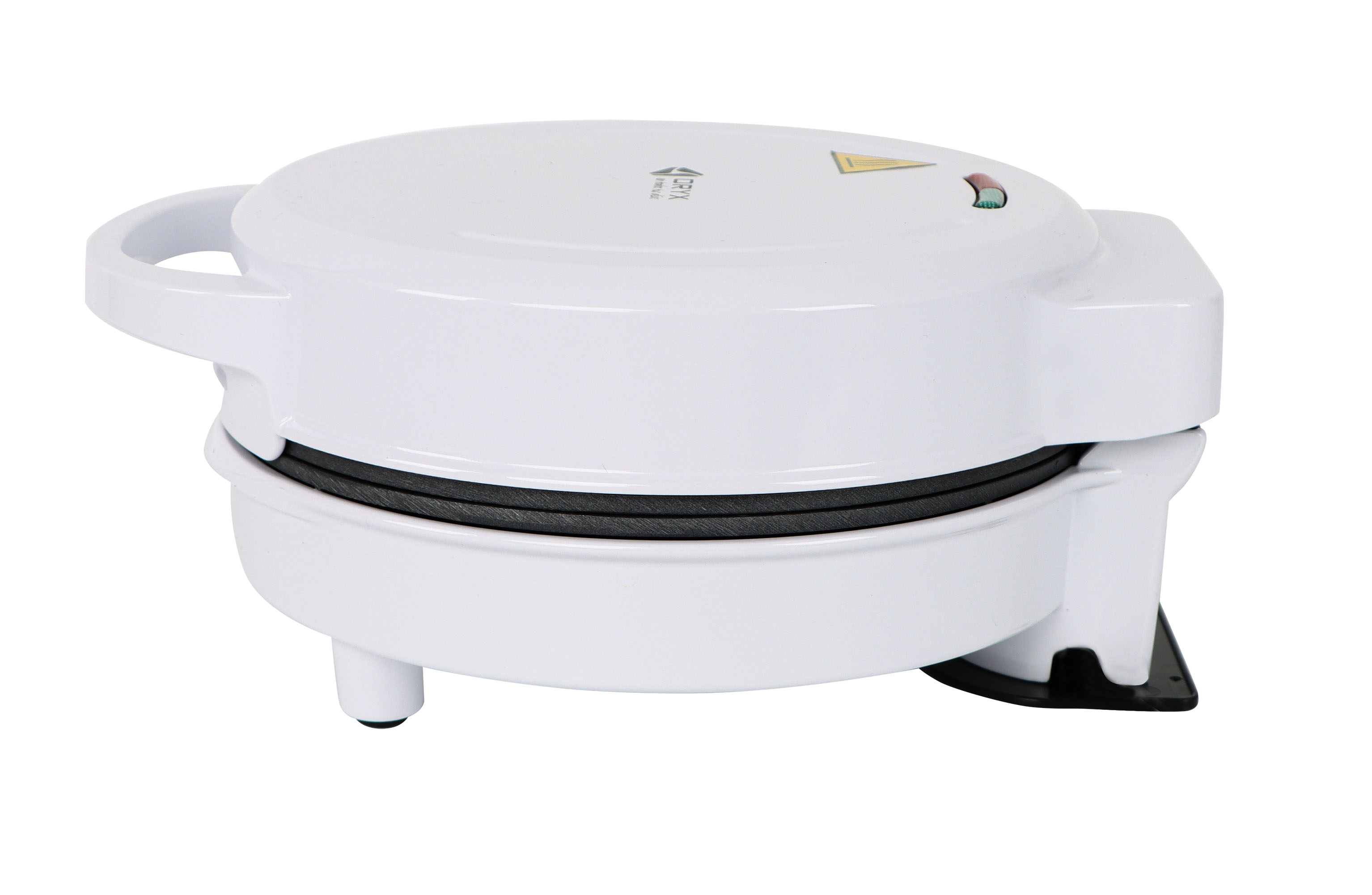 Una máquina para hacer gofres blanca sobre un fondo blanco. Está cerrada con un asa y una luz en la parte superior.