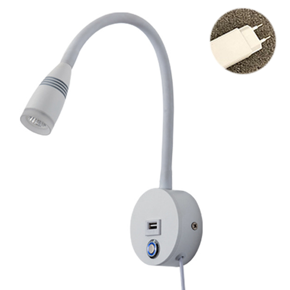 Eine weiße, flexible Nachttischlampe mit USB-Anschluss und kleinem Stecker.