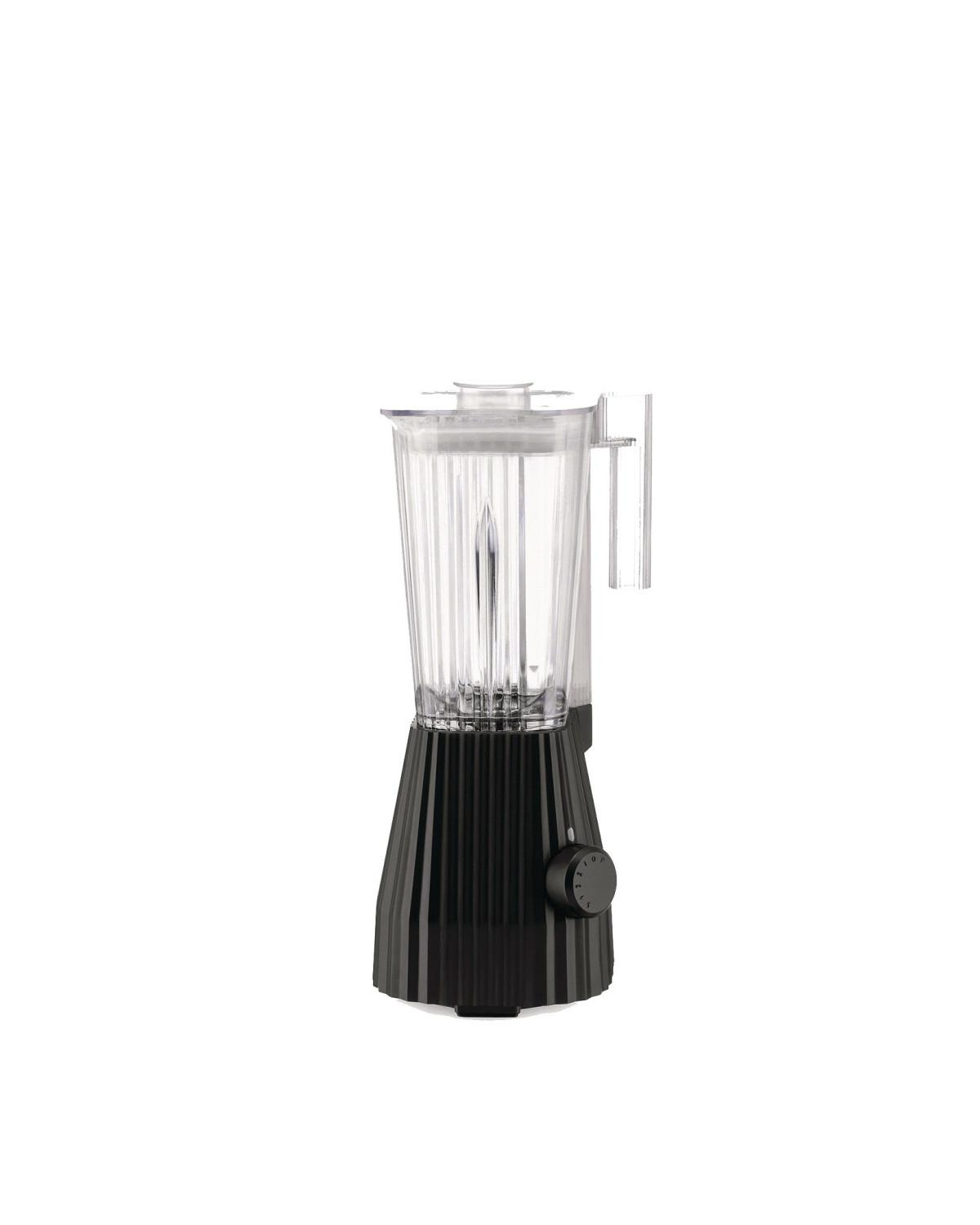 Frullatore nero con caraffa trasparente. Il frullatore ha un design a coste.