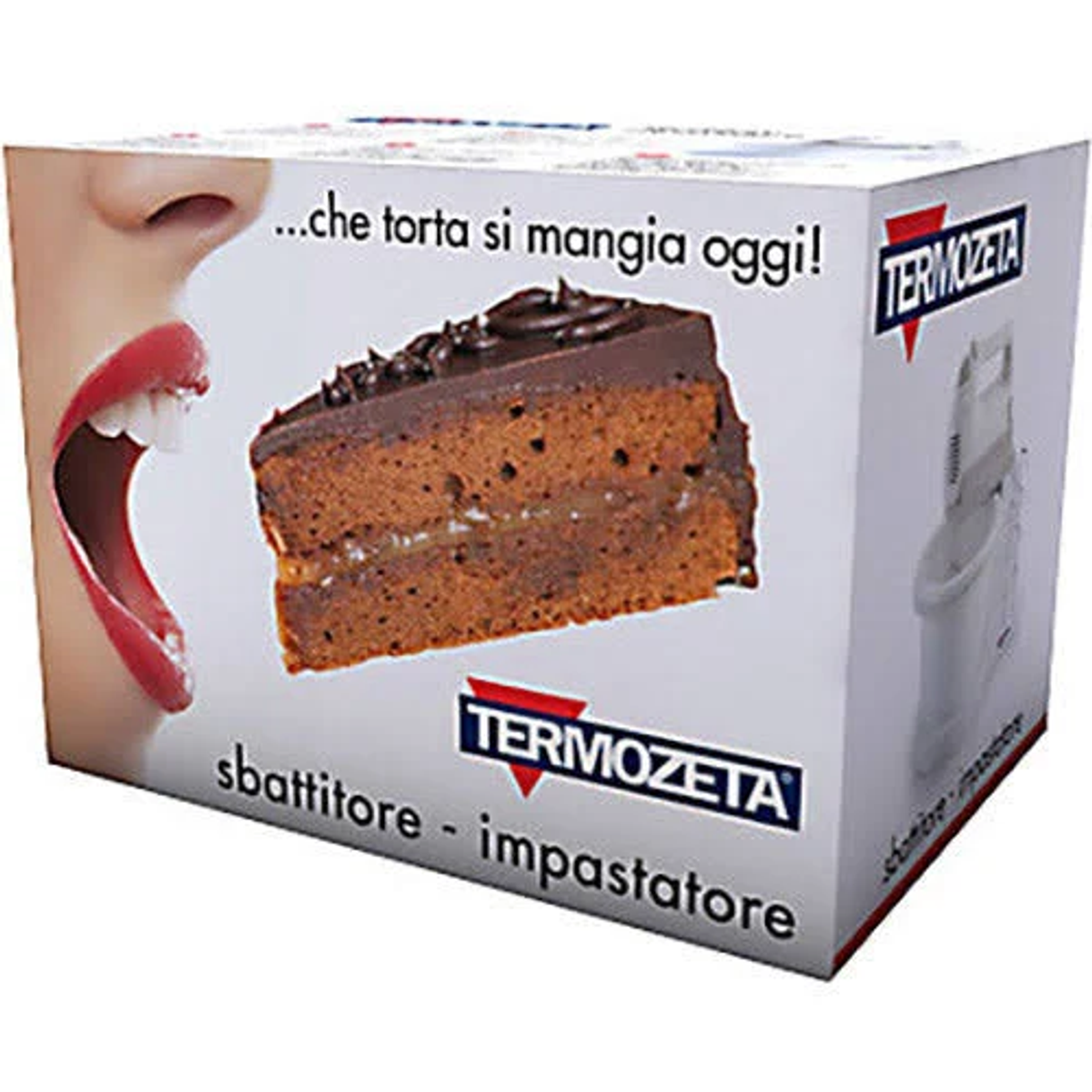 Una scatola di torta con una fetta di torta al cioccolato e la bocca di una donna.