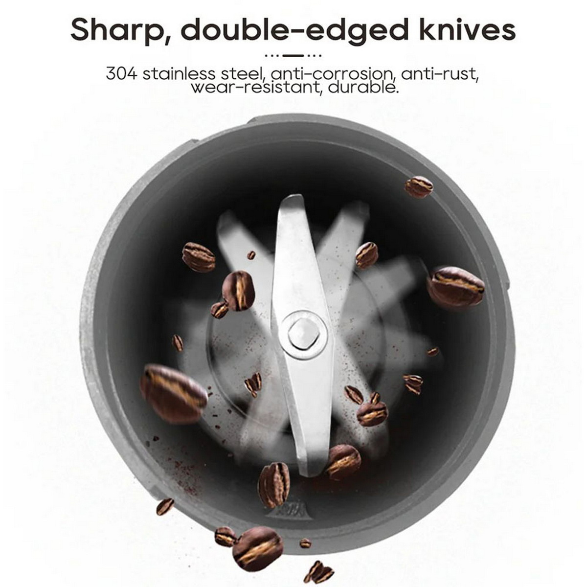 Zbliżenie młynka do kawy z trzema ostrzami i rozsianymi ziarnami kawy.