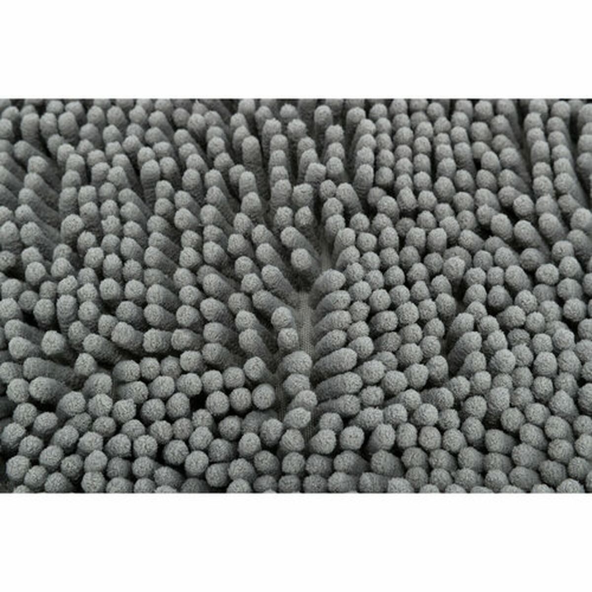 Primer plano de una alfombra de baño gris y texturizada. La superficie tiene muchas protuberancias circulares pequeñas.