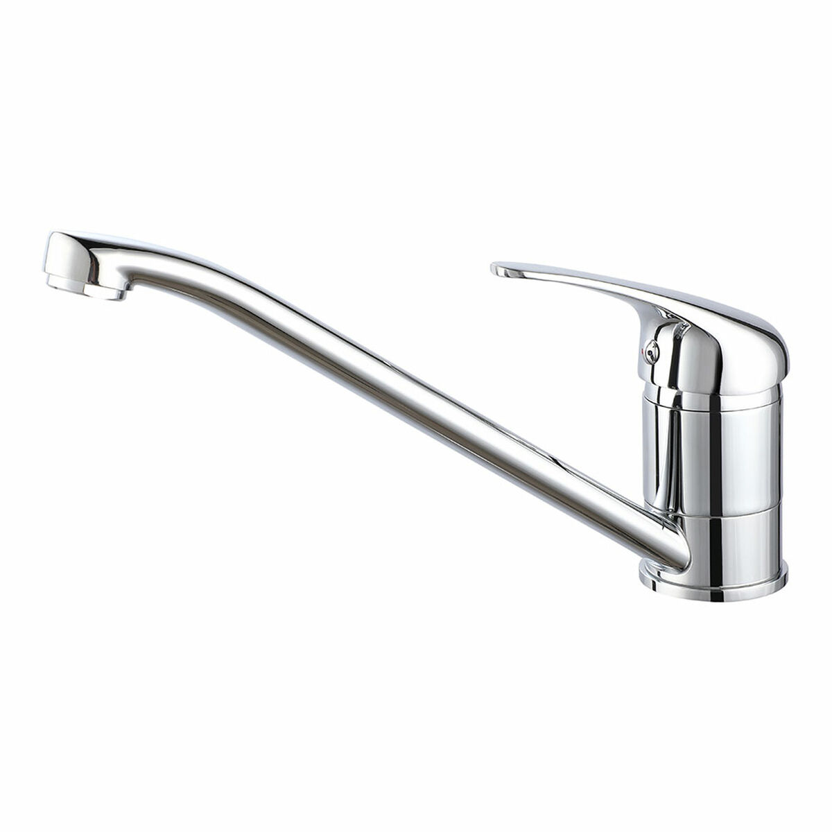 Rubinetto da cucina cromato su sfondo bianco.