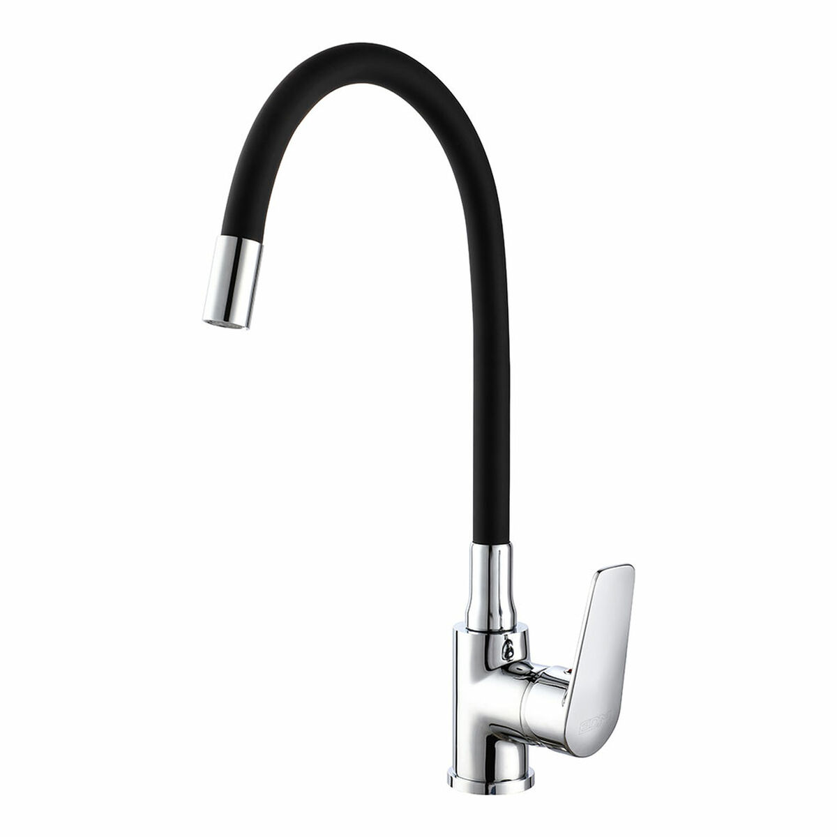 Un rubinetto da cucina cromato con un tubo flessibile nero.