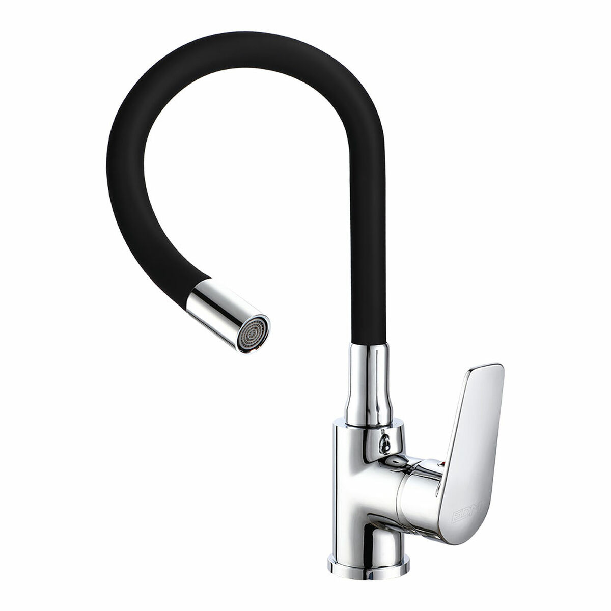 Rubinetto da cucina con tubo flessibile nero e finiture cromate. Sfondo bianco.