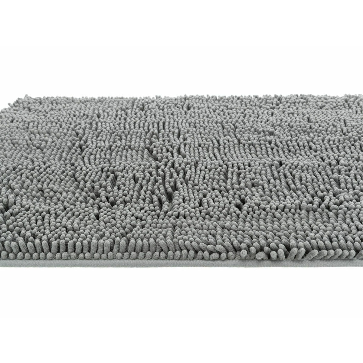 Primer plano de una alfombra de baño gris con superficie texturizada. La alfombra está sobre una superficie blanca.