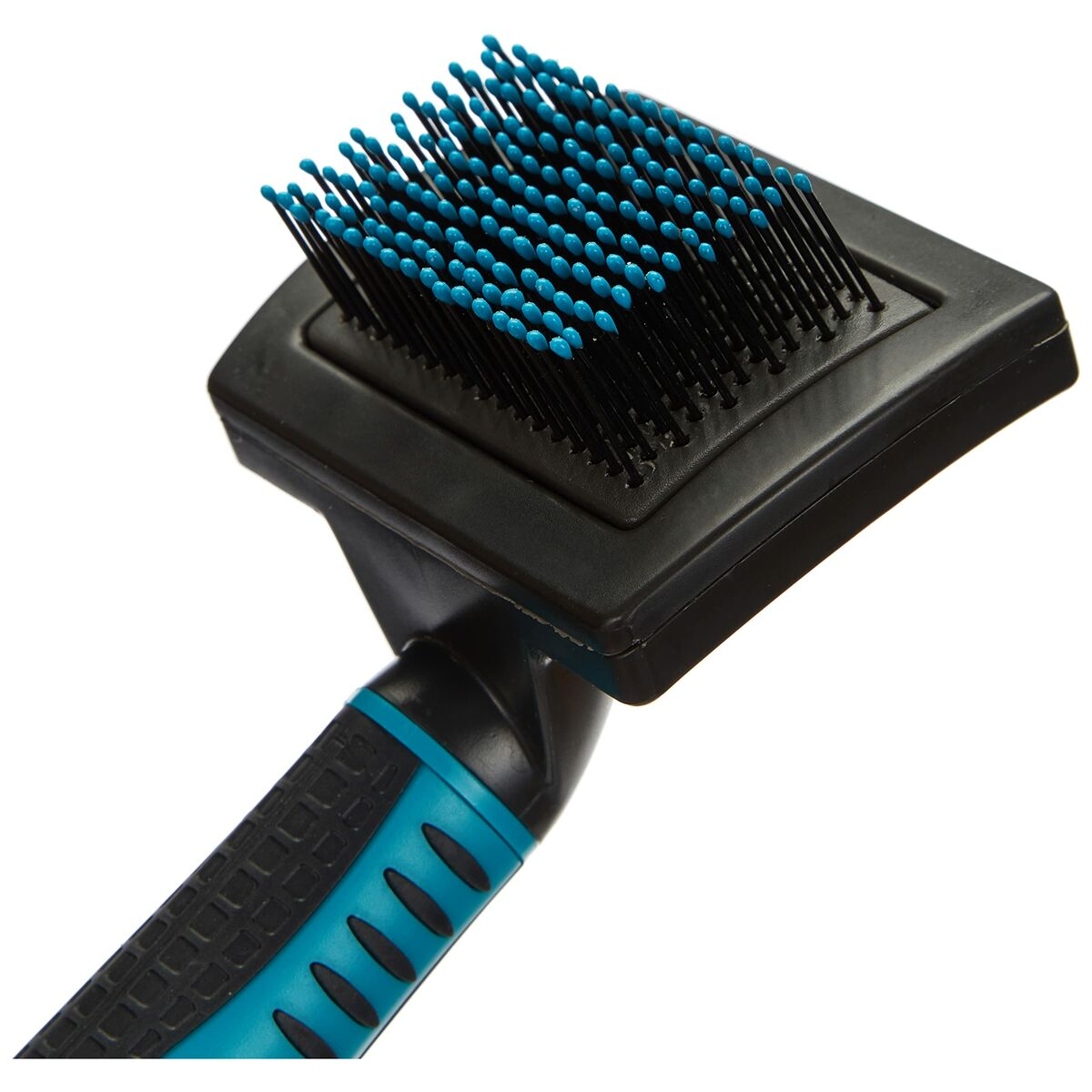 Cepillo de aseo para mascotas negro y azul. El cepillo tiene puntas azules y está sobre un fondo blanco.