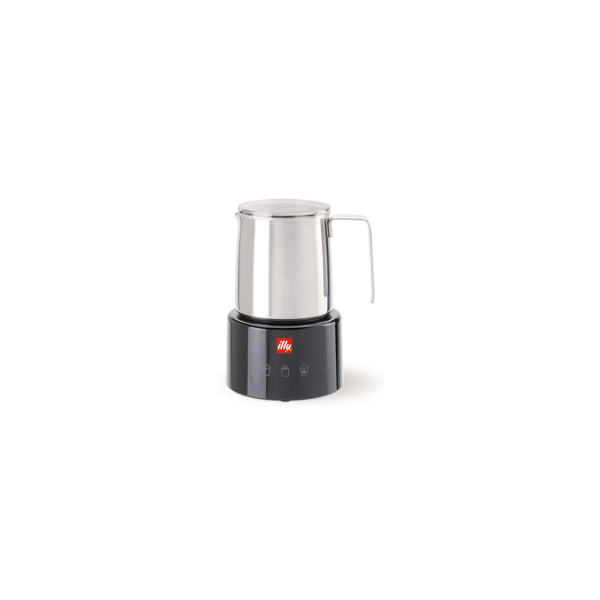 Ein Milchaufschäumer aus Edelstahl auf schwarzem Sockel vor weißem Hintergrund. Das Logo 'illy' ist sichtbar.