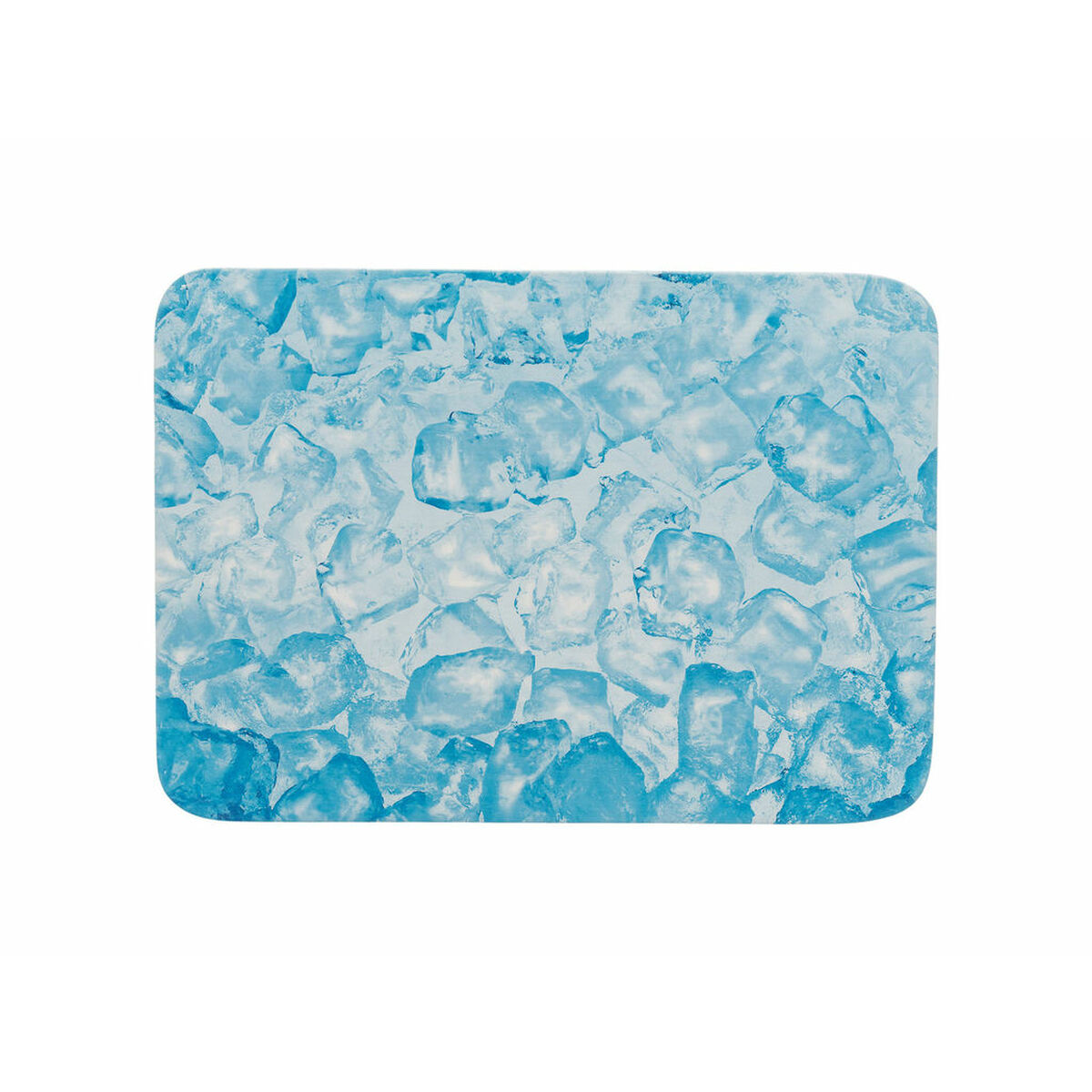 Blocco di ghiaccio rettangolare con molti cubetti, tono blu. Sfondo bianco.