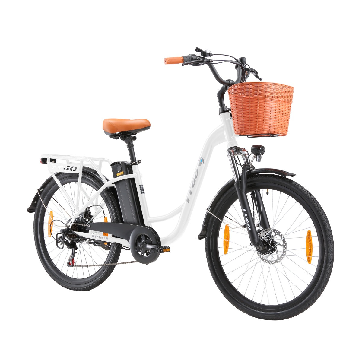 Weißes Elektrofahrrad mit Korb, auf weißem Hintergrund.