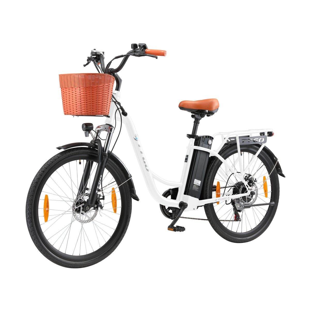 Weißes Elektrofahrrad mit Korb, braunem Sitz auf weißem Hintergrund.
