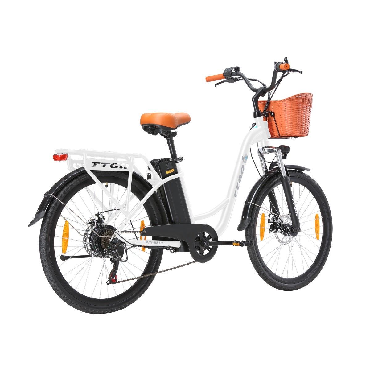 Weißes Elektrofahrrad mit braunem Sitz und Korb, isoliert auf weißem Hintergrund.