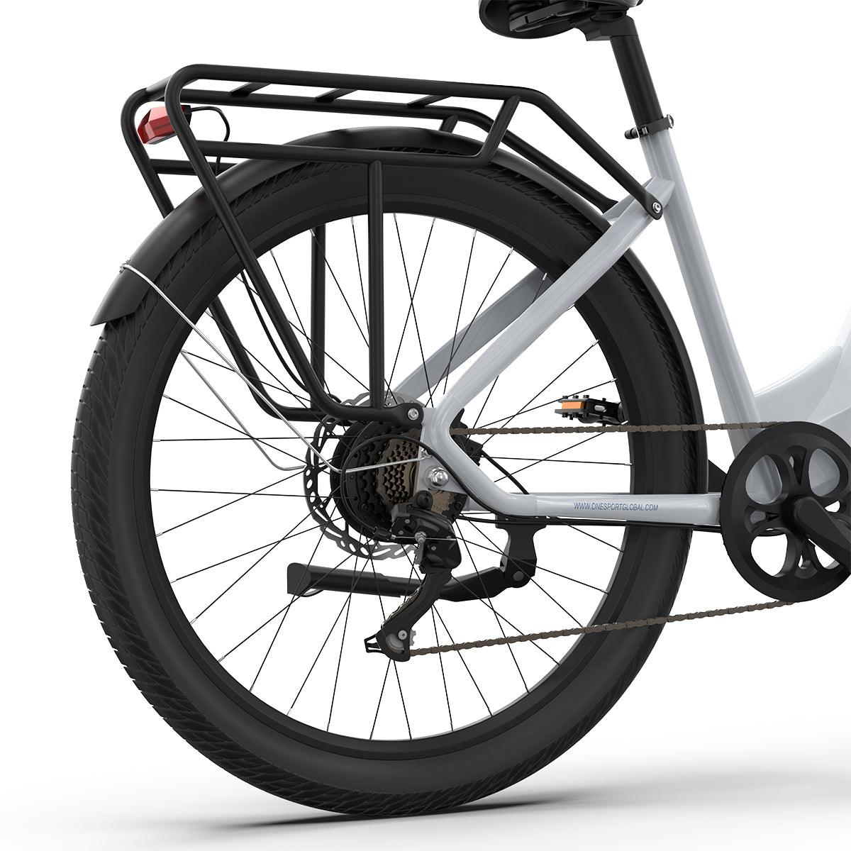 Rueda trasera y componentes de una bicicleta gris claro, sobre fondo blanco.