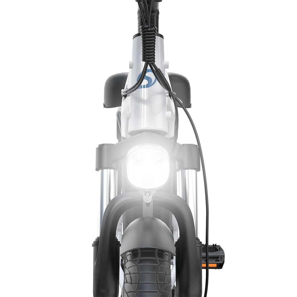 Primer plano de la parte delantera de una e-bike. Faro brillante, horquilla delantera y suspensión visibles, blanco y negro.