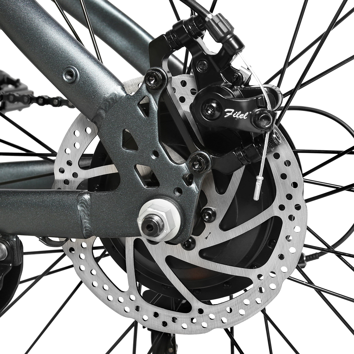 Zbliżenie tylnego koła roweru z hamulcem tarczowym i widocznymi szprychami.