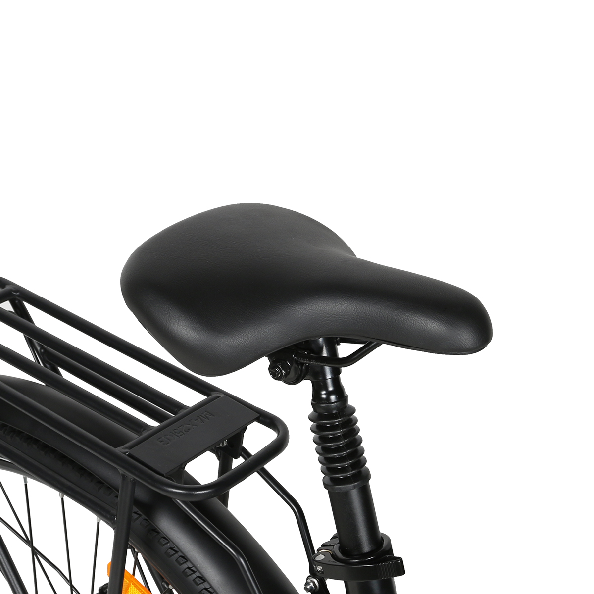 Sella nera per bicicletta su bicicletta nera con portapacchi.