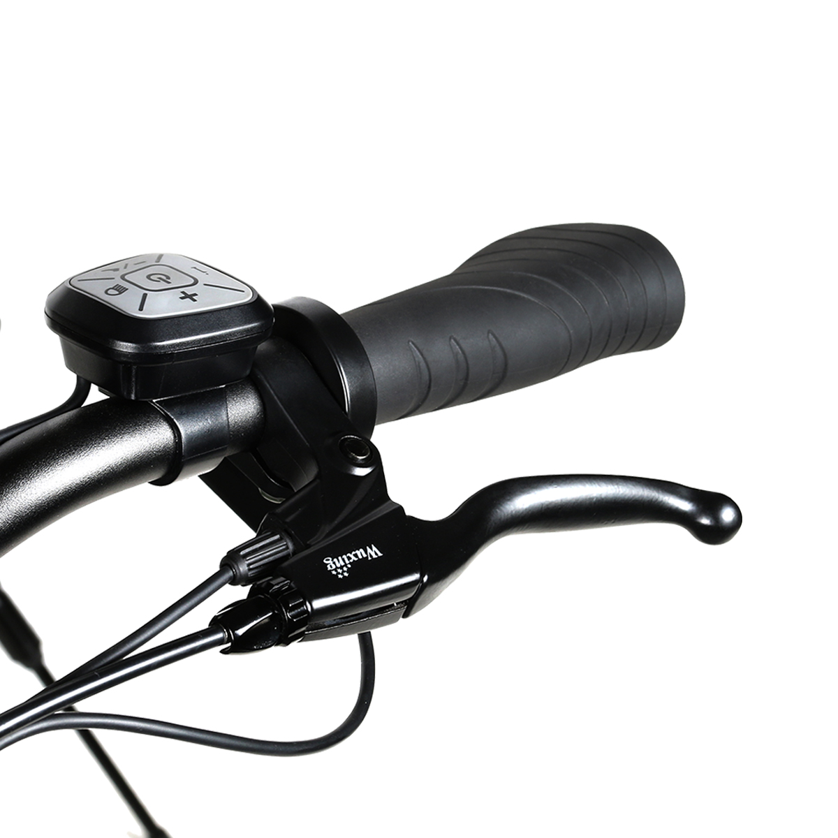 Primo piano del manubrio nero della bici, leva del freno e pannello comandi su sfondo bianco.