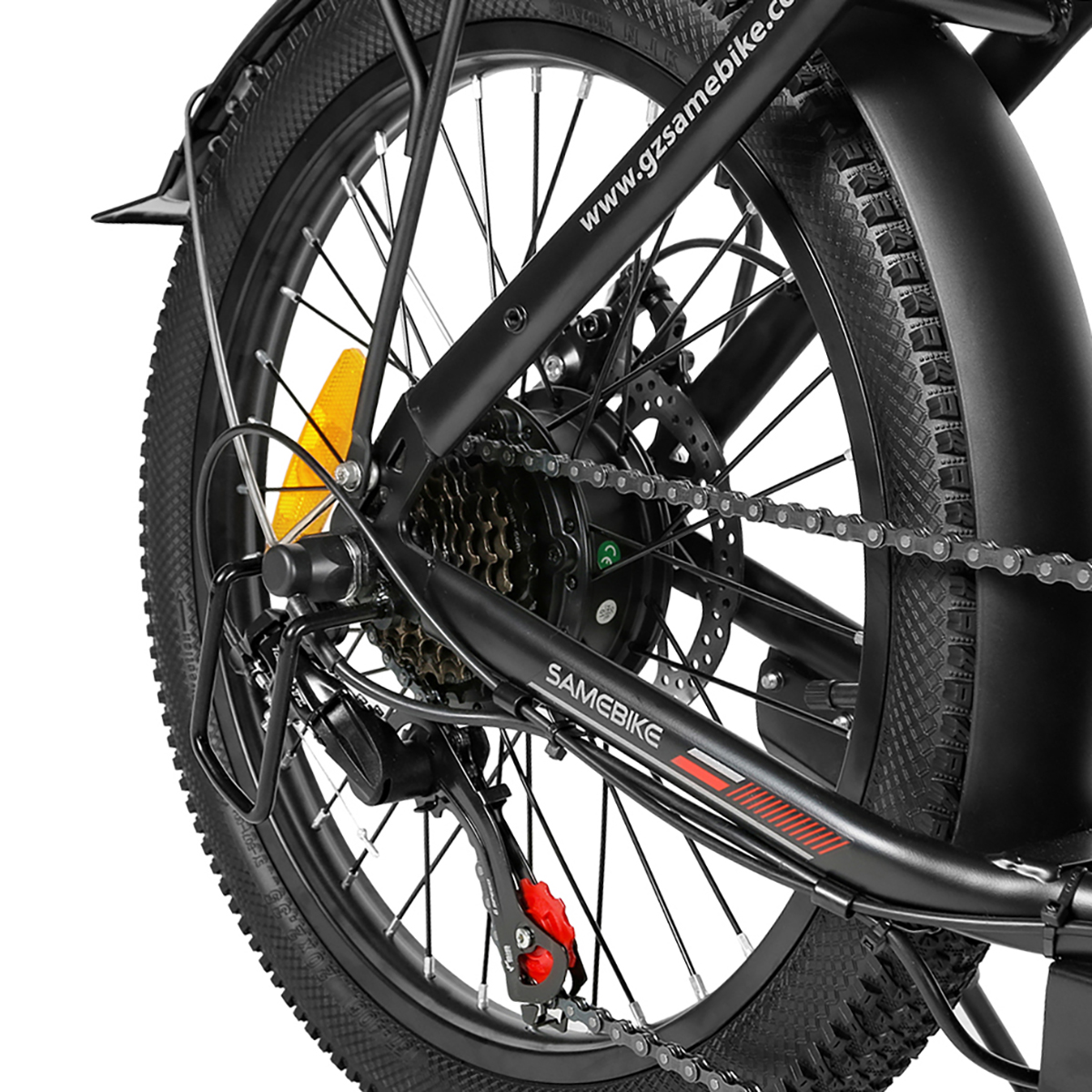 Tylne koło czarnego roweru elektrycznego z łańcuchem, systemem biegów i czerwonym elementem hamulca, białe tło.