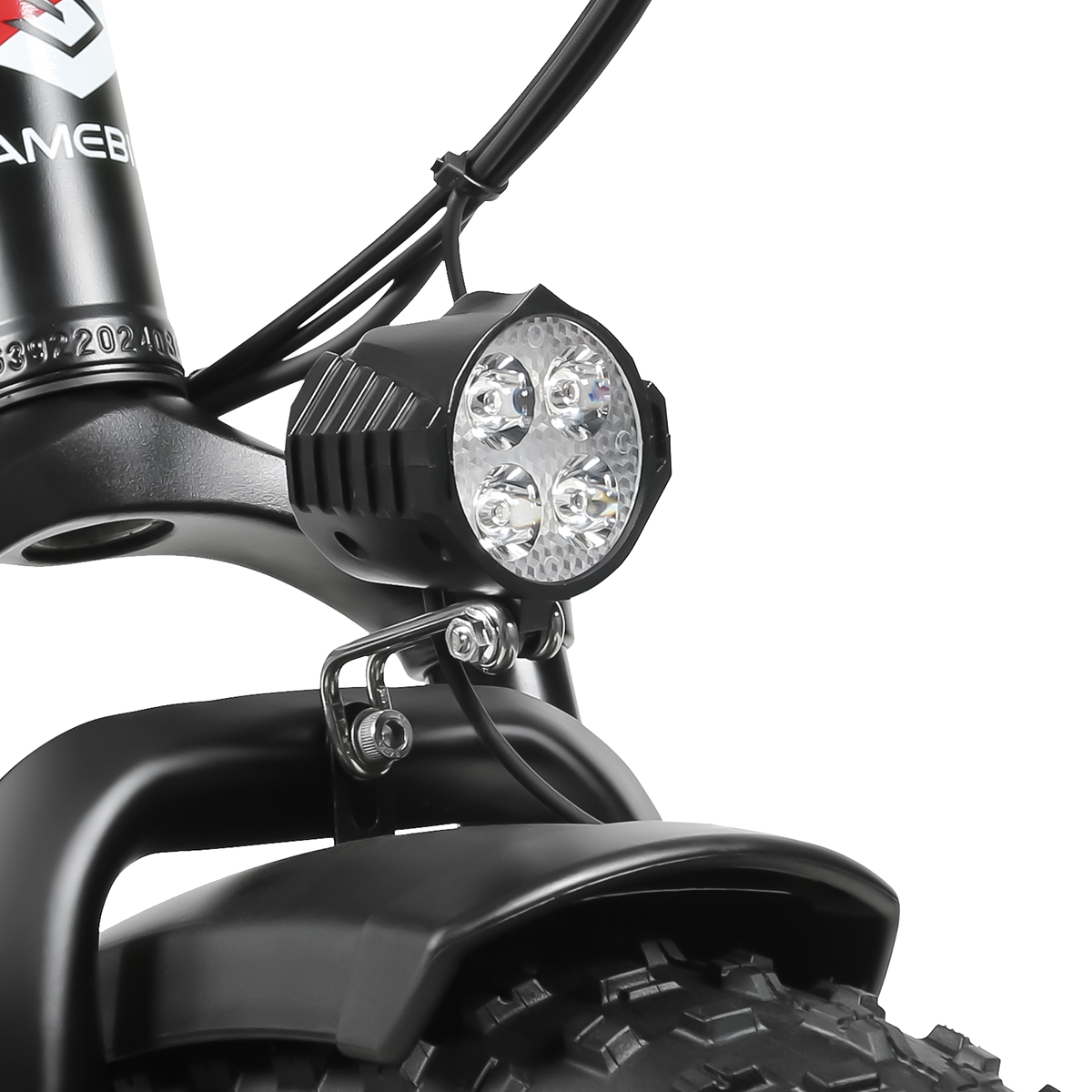 Zbliżenie reflektora i przedniego błotnika czarnego roweru elektrycznego.