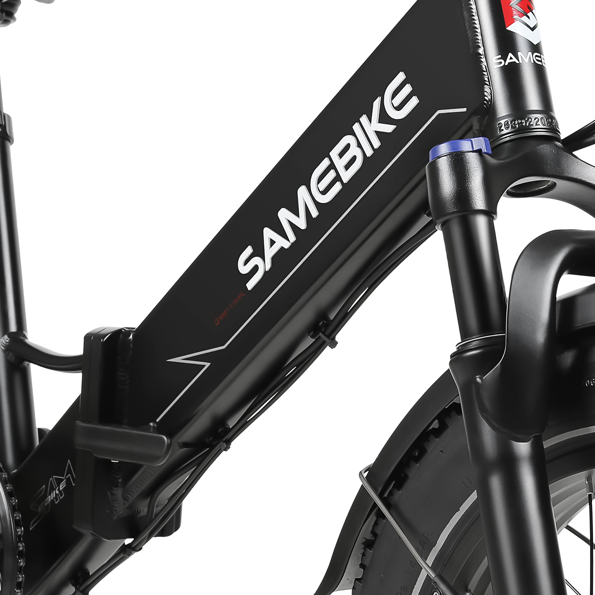 Zbliżenie czarnej ramy roweru elektrycznego Samebike z białym logo.