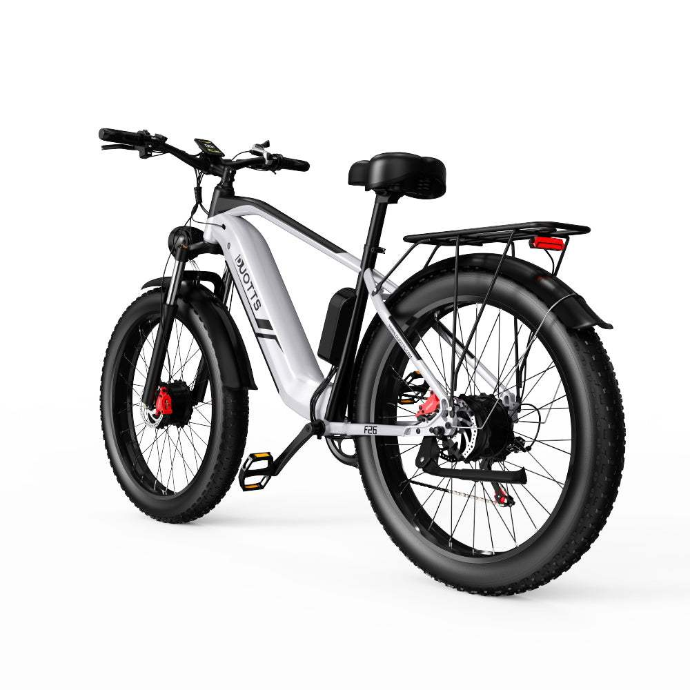 Bicicletta elettrica bianca e nera con pneumatici grandi. Isolato su sfondo bianco.