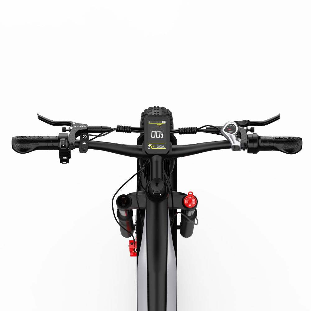 Una e-bike nera e argento di SAMEBIKE, con sella e pneumatici neri, su sfondo bianco.
