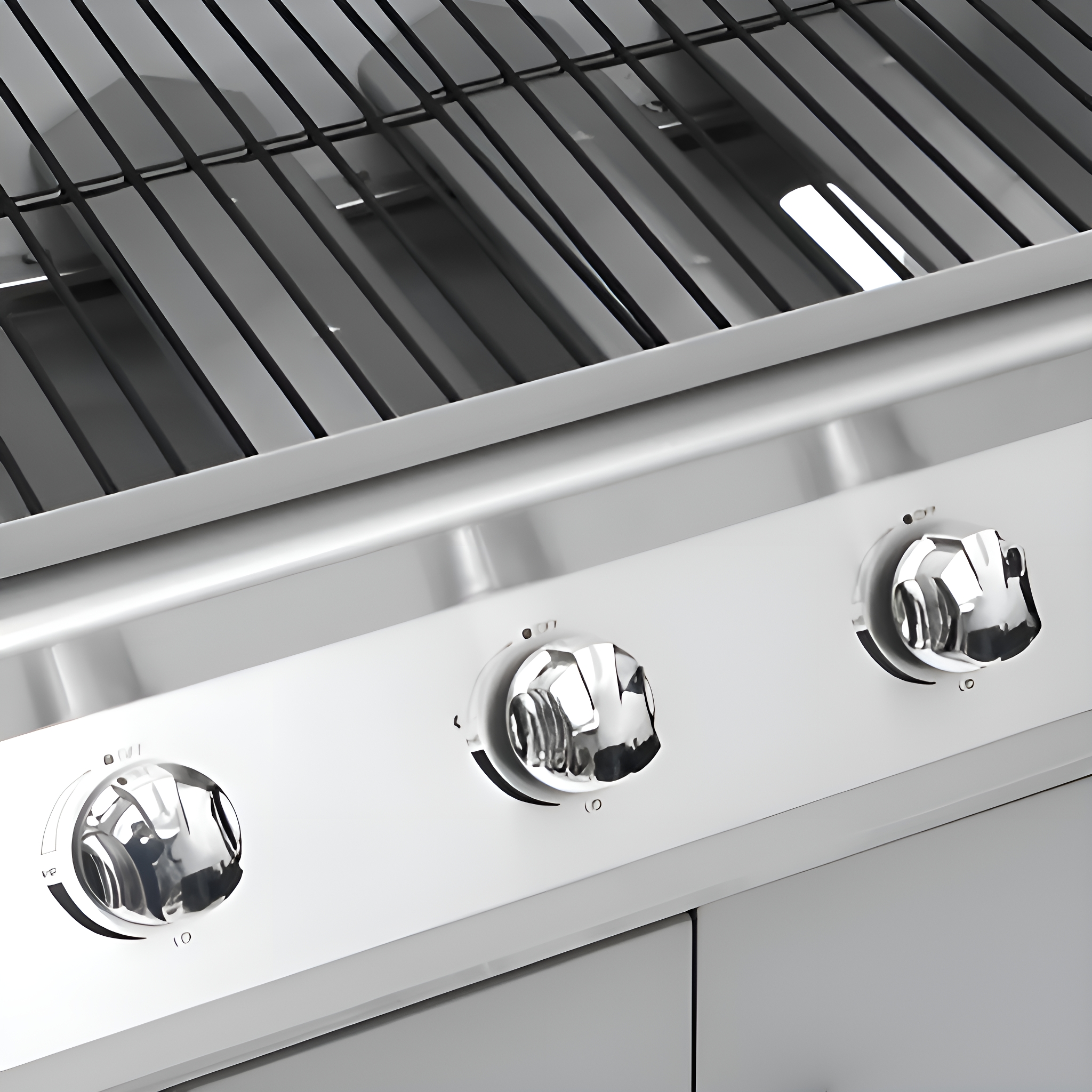 Nahaufnahme eines Grills mit drei Bedienknöpfen und Grillrosten.