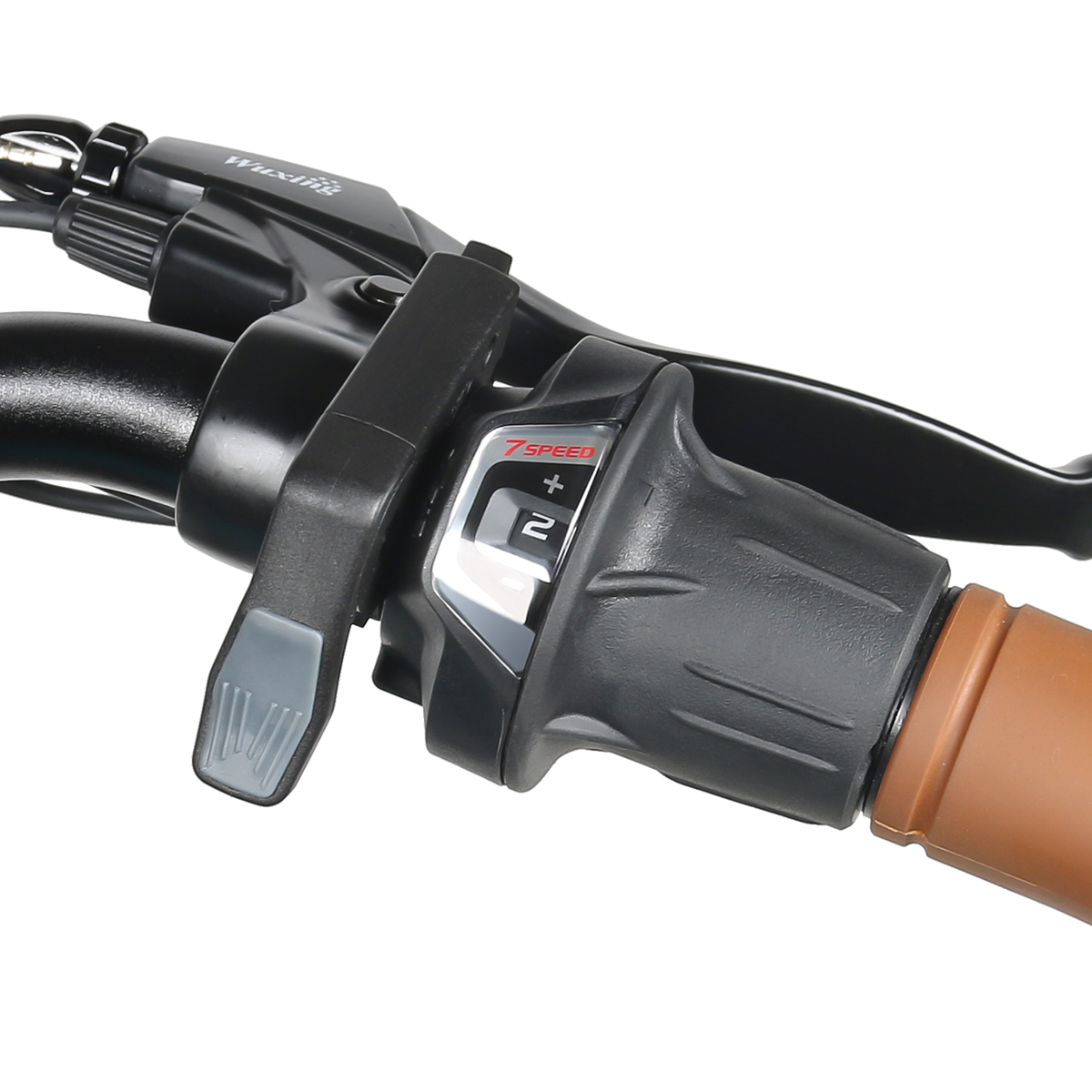 Kierownica roweru z przerzutkami i dźwignią hamulca. Kolory czarny i brązowy. Białe tło.