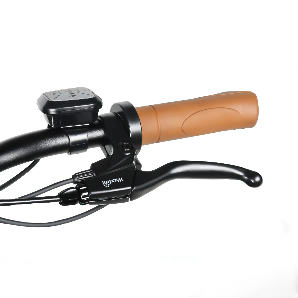 Zbliżenie kierownicy roweru z brązowym uchwytem, czarną dźwignią hamulca i panelem sterowania.