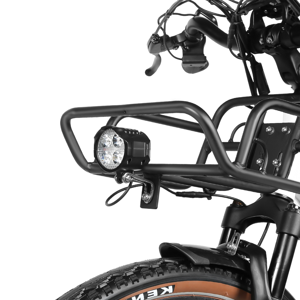 Czarny rower cargo ze światłem na przednim bagażniku. Światło ma wiele diod LED. Białe tło.