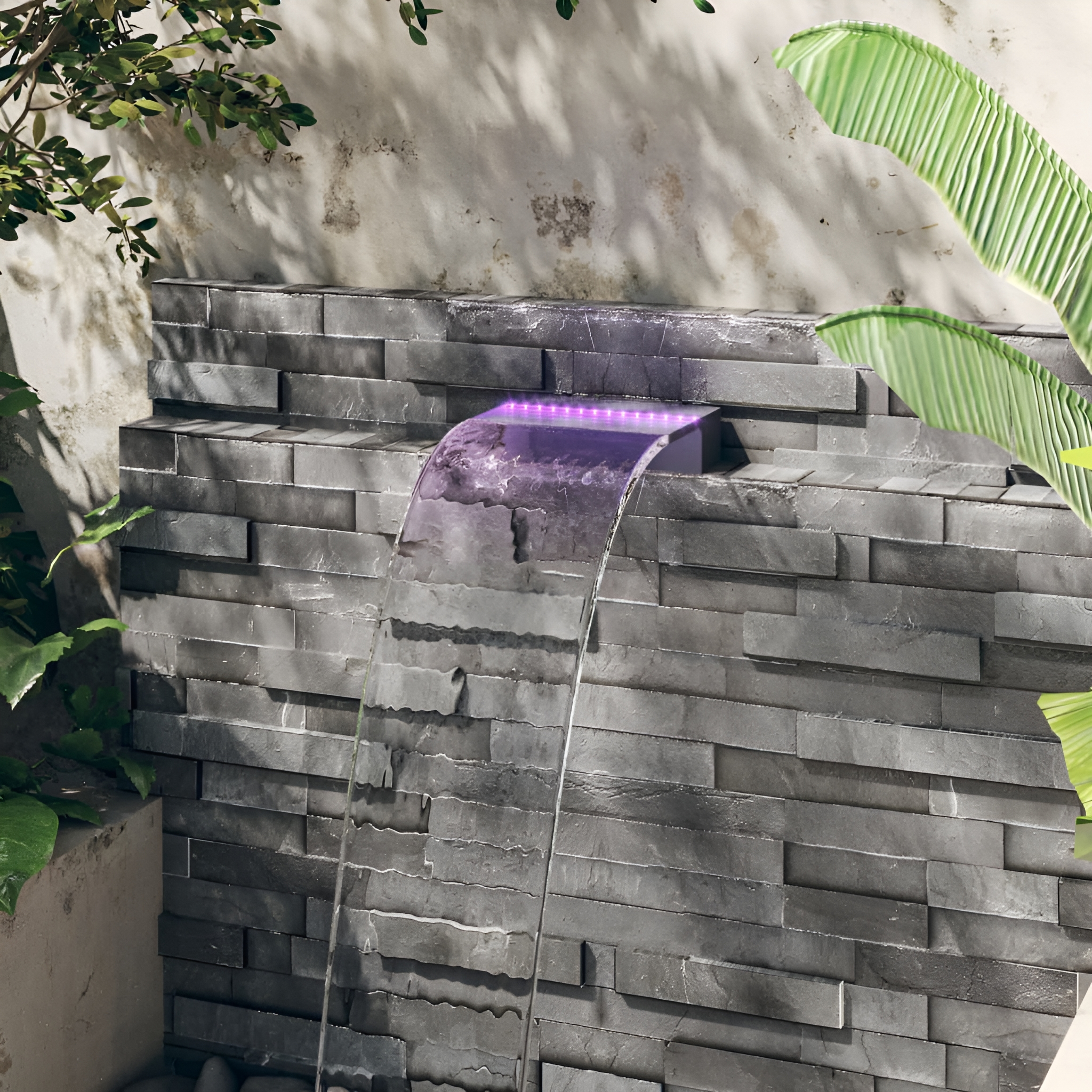 Eine Wasserspiel mit Wasserfall über grauen Ziegeln, mit lilafarbenen Lichtern und grünen Palmenblättern.