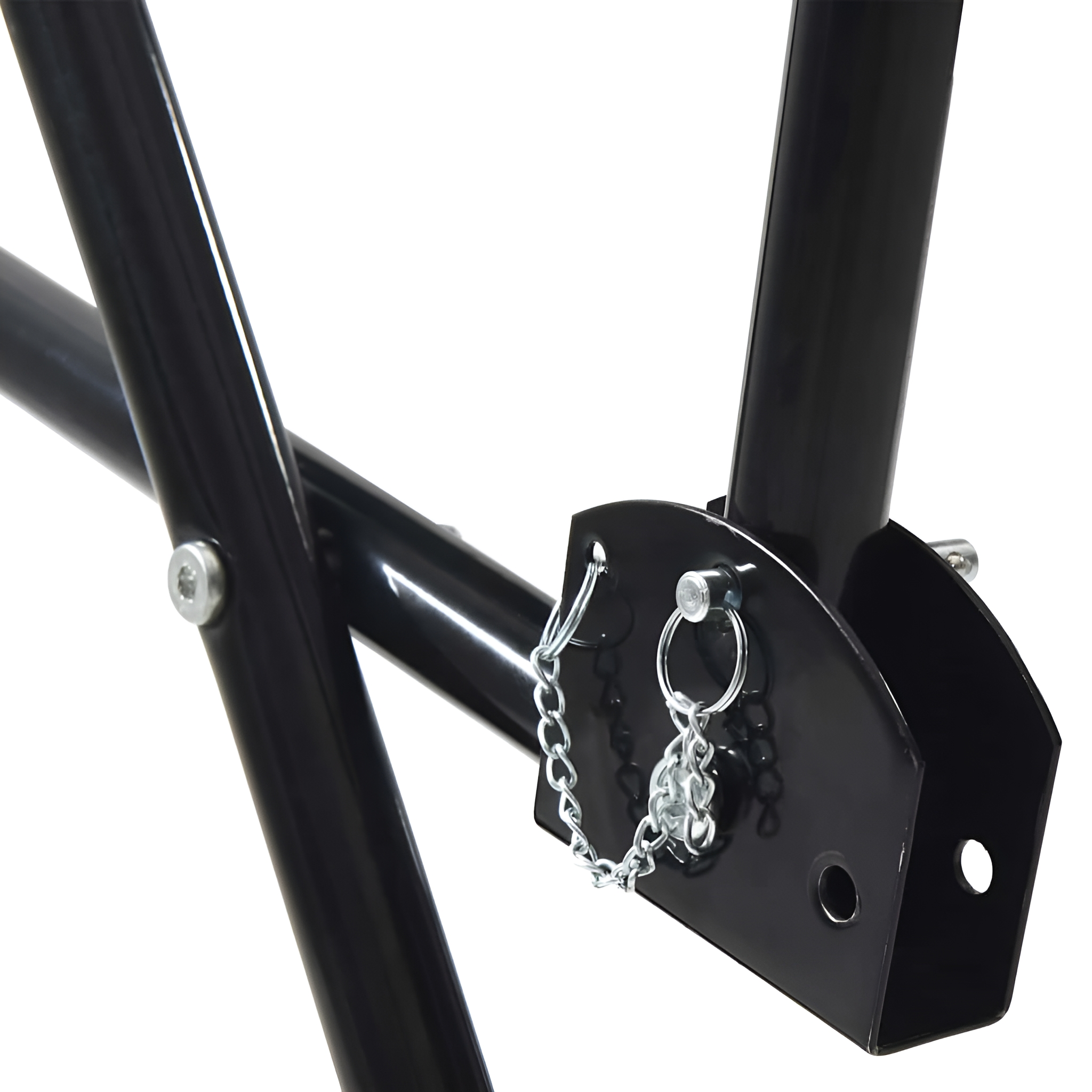 Nahaufnahme einer schwarzen Metallrahmenverbindung mit Kette und Ring. Weißer Hintergrund.