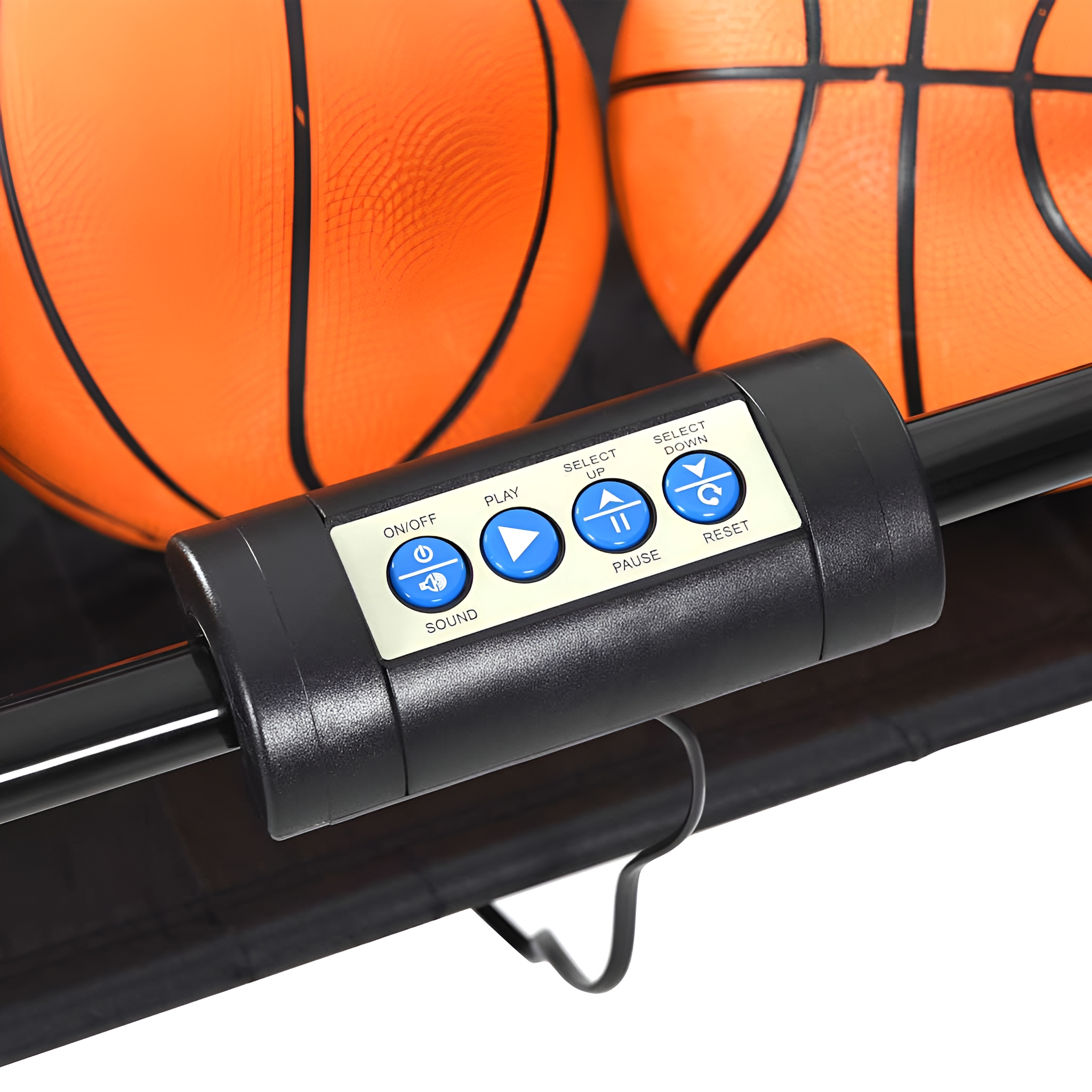 Zwei orangefarbene Basketbälle und ein schwarzes Bedienfeld mit Tasten: Ein/Aus, Abspielen, Pause und Zurücksetzen.