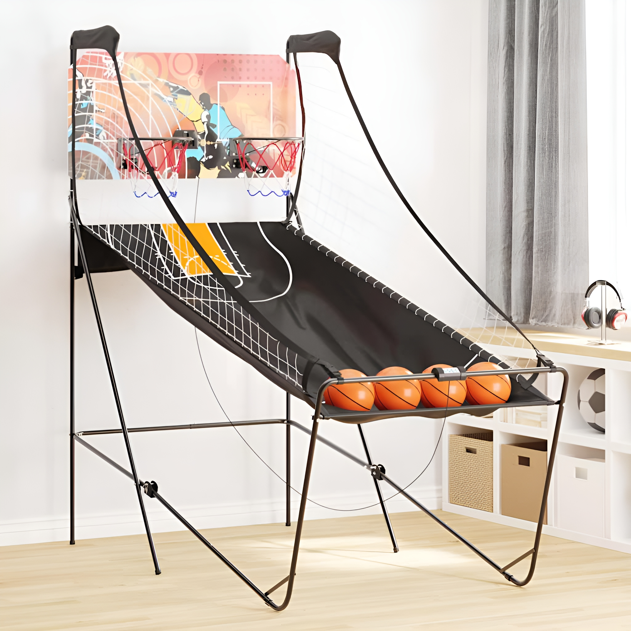 Basketball-Arcade-Spiel aufgebaut. Orange Bälle vorne. Buntes Backboard-Design.