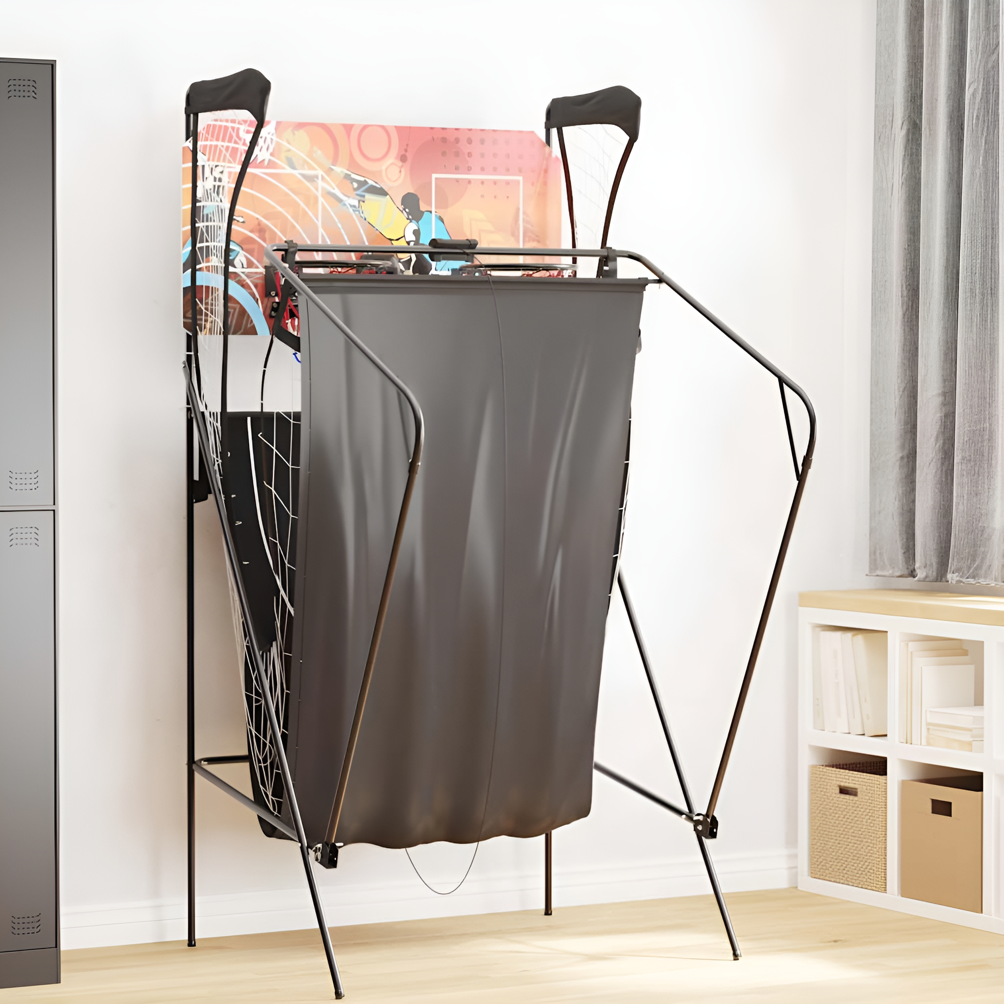 Ein schwarzer Wäschekorb mit Basketballkorb-Design an einer Wand.