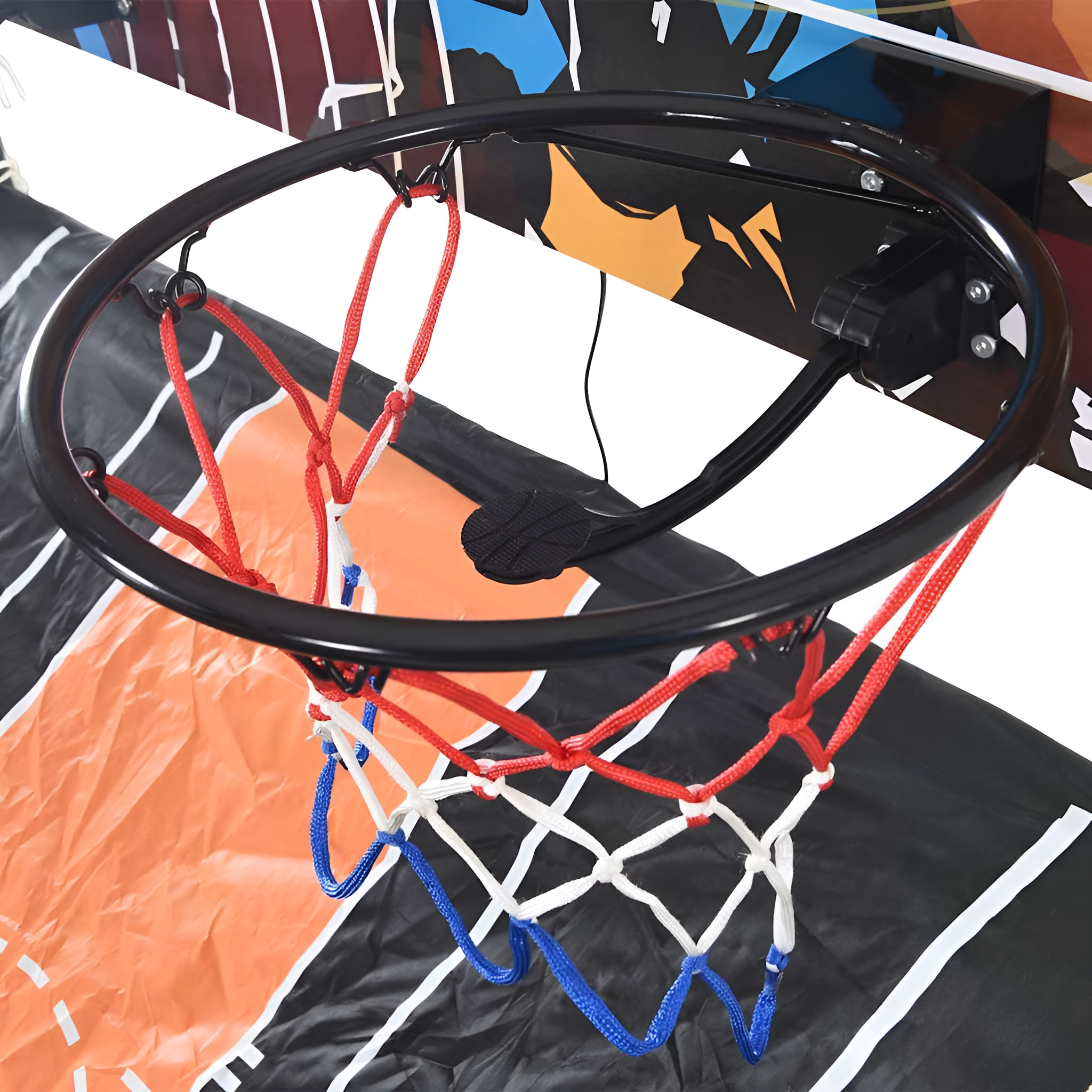 Basketballkorb mit Netz, rot und blau, auf buntem Hintergrund.