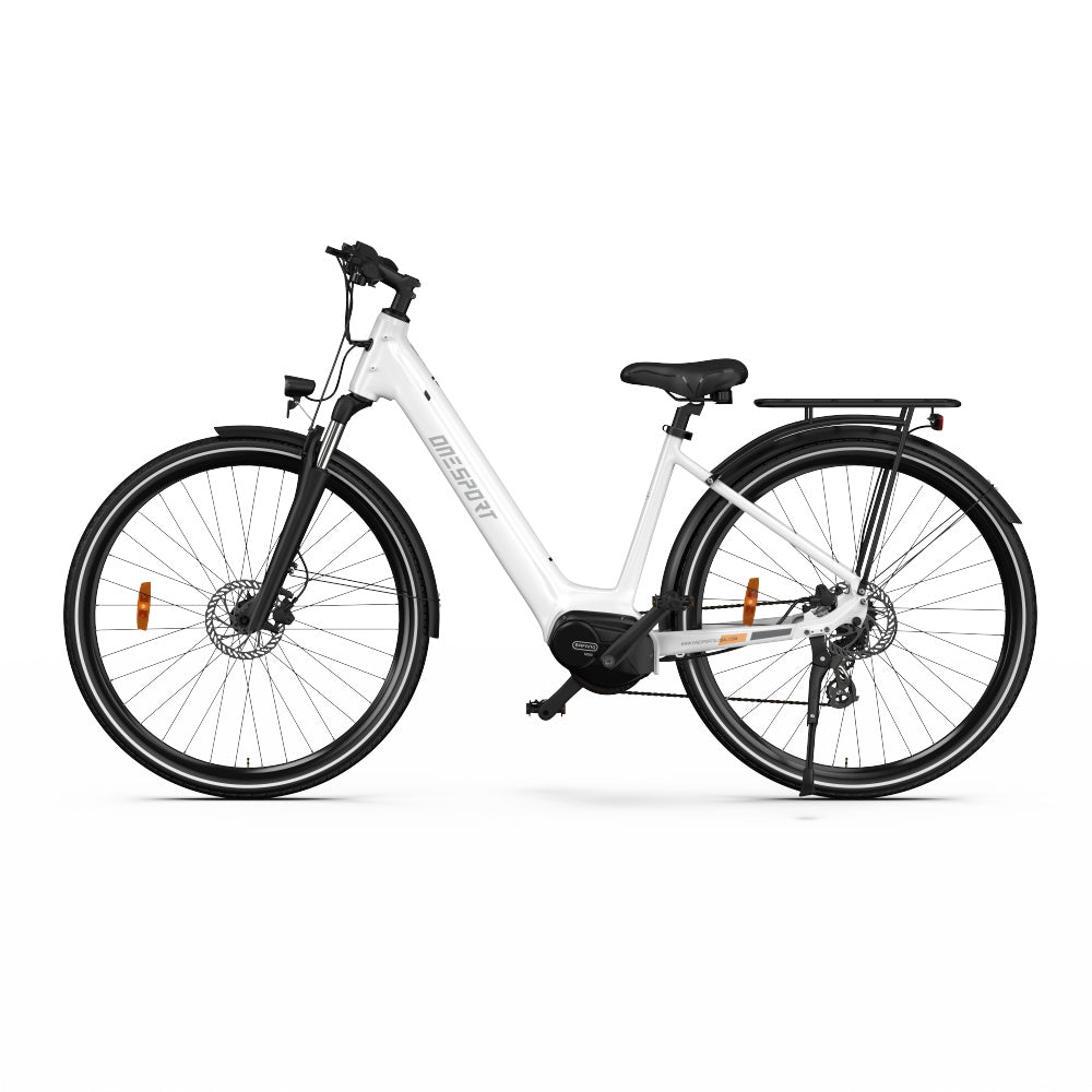 Bicicleta eléctrica blanca sobre fondo blanco. Tiene neumáticos negros y portaequipajes.