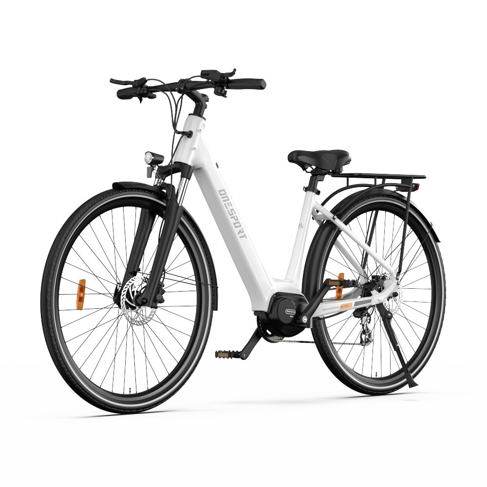 Bicicleta eléctrica blanca. Llantas, asiento y manillar negros. Aislada.
